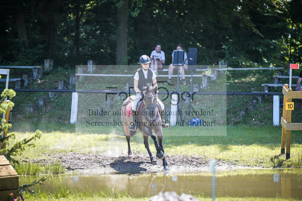 DOS_5016 | Entdecke hochwertige Reitturnierfotos von Foto Oger. Professionell, emotional und authentisch – jetzt Lieblingsmomente im Shop bestellen. - Realisiert mit Pictrs.com