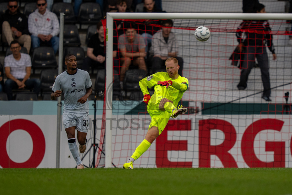 SG Sonnenhof Großaspach vs. Arminia Bielefeld, Fussball, DFB-Pokal, 1. Runde, 22.08.2026 | Maximilian Reule (SG Sonnenhof Großaspach, #01),SG Sonnenhof Großaspach vs. Arminia Bielefeld, Fussball, DFB-Pokal, 1. Runde, 22.08.2026,DFB regulations prohibit any use of photographs as image sequences and/or quasi-video