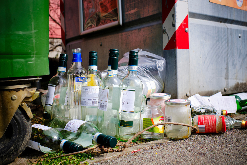 Überfüllter Glascontainer in der Stadt | Wien, Austria - March 25, 2020: Überfüllter Glascontainer in der Stadt. - Realisiert mit Pictrs.com