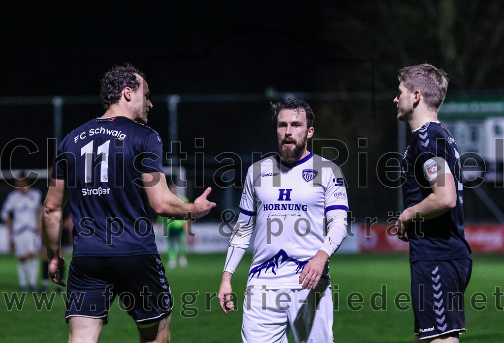 2024-03-15_023_FC_Schwaig_gegen_1_FC_Garmisch-Partenkirchen | Oberding, Deutschland, 15.03.2024:
Fußball, Landesliga Südost 2023 / 2024, 25. Spieltag, FC Schwaig gegen 1. FC Garmisch-Partenkirchen, Endergebnis: 4:0

Markus Straßer (FC Schwaig, #11), Sandu Poplacean (1. FC Garmisch-Partenkirchen, #23), Tobias Jell (FC Schwaig, #2)

Foto: Christian Riedel / fotografie-riedel.net