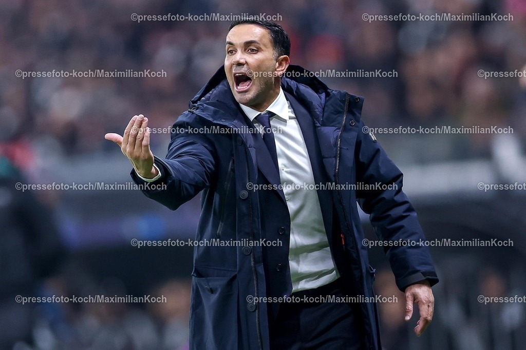 UCL26112501069 | 26.11.2025, Fußball, UEFA Champions League, Eintracht Frankfurt - Atalanta Bergamo, Deutsche-Bank-Park (Frankfurt am Main), 5. Spieltag, Saison 2025 2026: Cheftrainer Raffaele Palladino (Atalanta Bergamo #hc) gestikulierend am Spielfeldrand   Regulations prohibit any use of photographs as image sequences and or quasi-video.