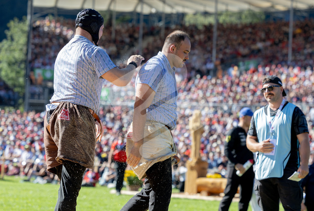 ESAF2025_08Gang_7091 | Die Schwinger des Schwyzer Kantonalen Schwingerverbandes: Fotos, die Dynamik und Leidenschaft festhalten, sowie emotionale Momente aus dem traditionellen Schwingsport zeigen. - Realisiert mit Pictrs.com