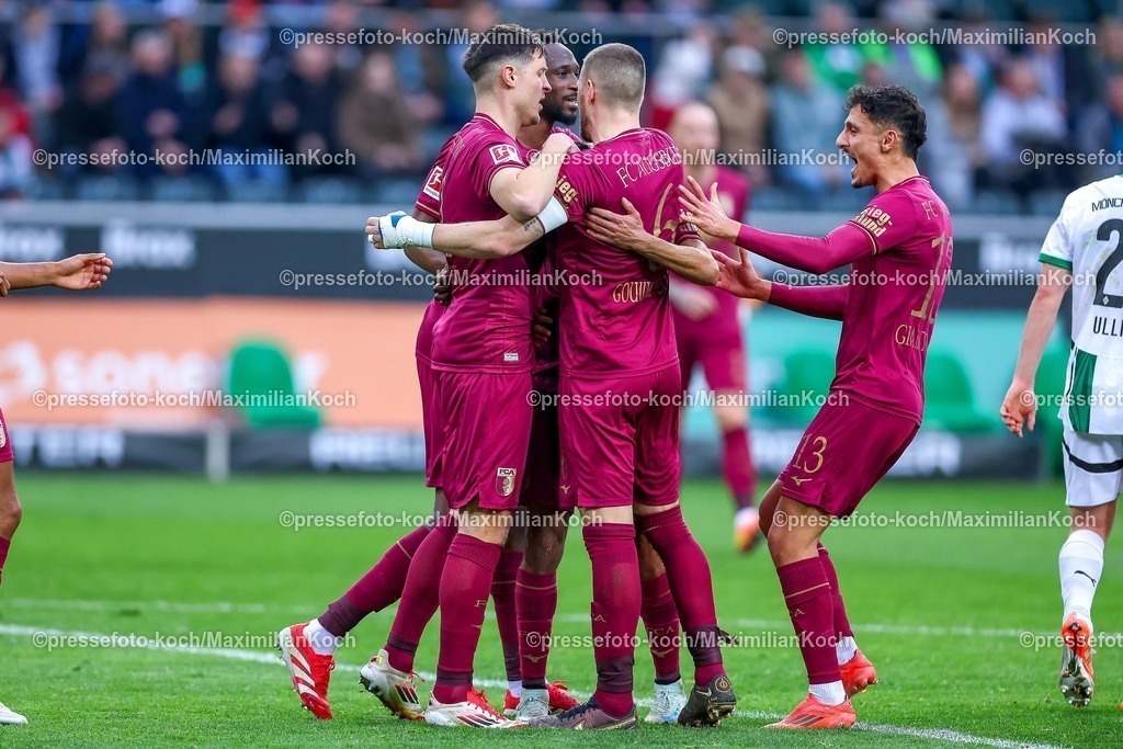 BMG21022501070 | 22.02.2025, Fußball, Borussia Mönchengladbach - FC Augsburg, 1. Fußball Bundesliga, Borussia-Park, Saison 2024 2025: Torjubel nach dem 2:0 durch Torschütze Alexis Claude-Maurice (FC Augsburg #20)DFB regulations prohibit any use of photographs as image sequences and or quasi-video.