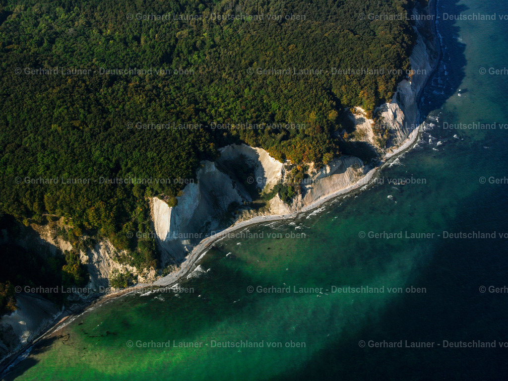 2581083 | SASSNITZ 2005 Blick auf die Kreideküste im Nationalpark Jasmund bei Sassnitz auf der Insel Rügen in Mecklenburg-Vorpommern. Der markante Felsvorsprung Königsstuhl befindet sich in der Umgebung der Stubbenkammer in dem seit 1990 bestehenden Nationalpark am Ufer zur Ostsee mit einem Buchenwald, der teilweise zum UNESCO-Welterbe gehört. // View of the chalk cliff coast in the National Park Jasmund near Sassnitz on the island Ruegen in Mecklenburg-West Pomerania. Foto: Gerhard Launer