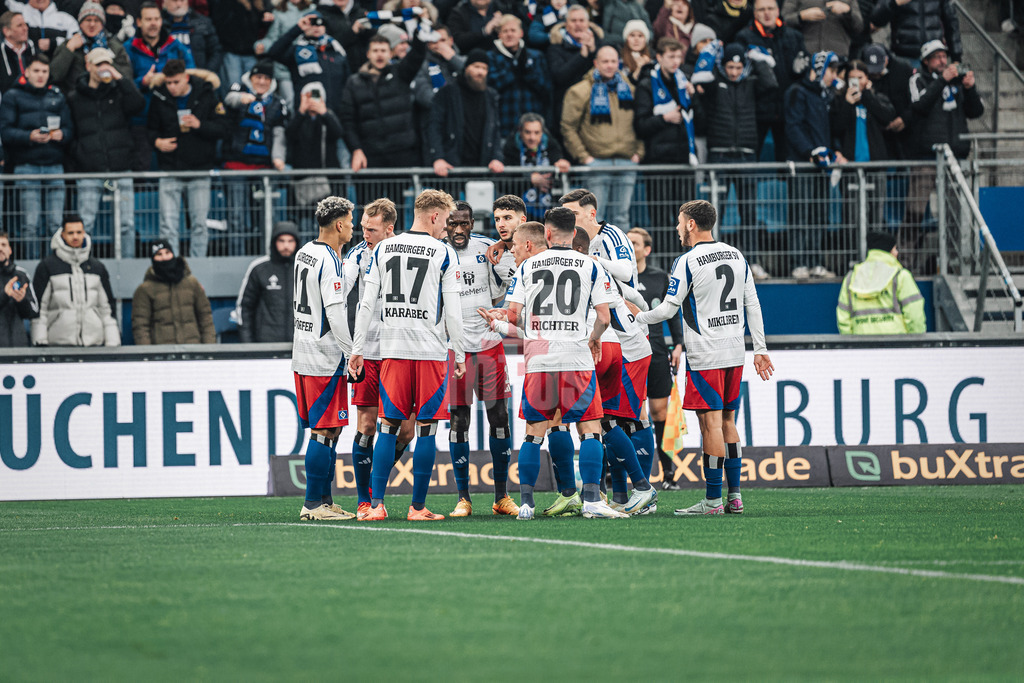 Fußball | Männer | Saison 2024/2025 | 2. Fußball-Bundesliga | 15. Spieltag | Hamburger SV vs. SV Darmstadt 98 | 08.12.2024 | Sebastian Schonlau (#4, HSV) holt sein Team nach dem Tor von Ransford Königsdörffer (#11, HSV) zusammen für eine Besprechung