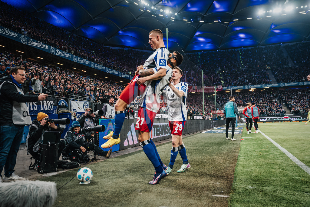 Fußball | Männer | Saison 2024/2025 | 2. Fußball-Bundesliga | 25. Spieltag | Hamburger SV vs. Fortuna Düsseldorf | 08.03.2025 | Torschütze Miro Muheim (#28, HSV) links wird von Davie Selke (#27, HSV) rechts hochgehoben beim Jubel