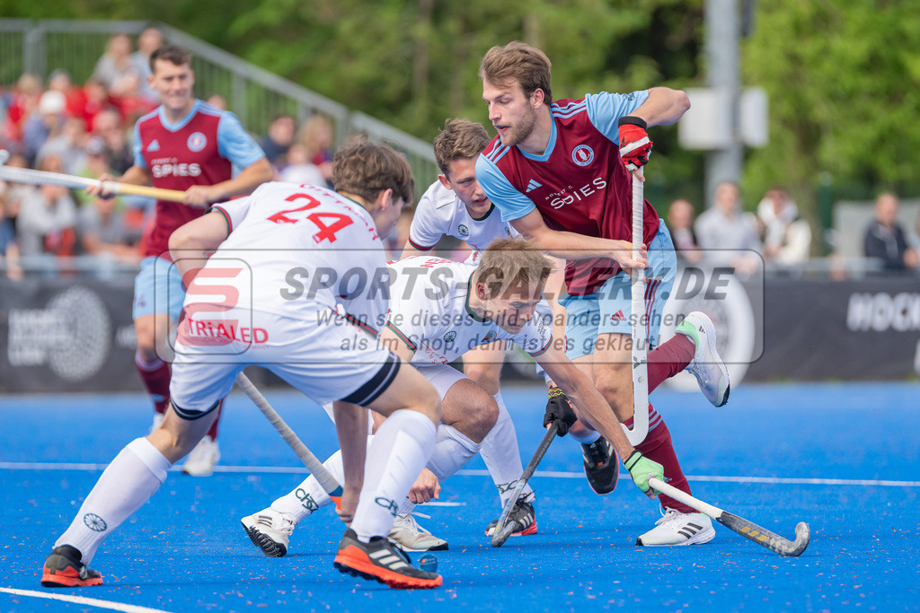 HK_20240414_100465 | 1. Bundesliga Hockey Herren Crefelder HTC - UHC Hamburg am 14.4.2024 CHTC, Krefeld , Julius Dittmar ( Crefelder HTC #24 ) , van Ehren Christian ( Crefelder HTC #16 ) , Sperling Florian ( UHC Hamburg #20 ) , Schröder Mika ( Crefelder HTC #33 )