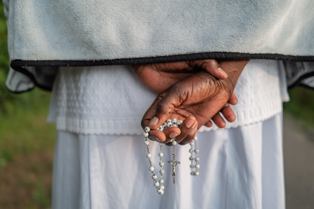 Rosenkranz | Hände einer Nonne mit Rosenkranz - Realisiert mit Pictrs.com