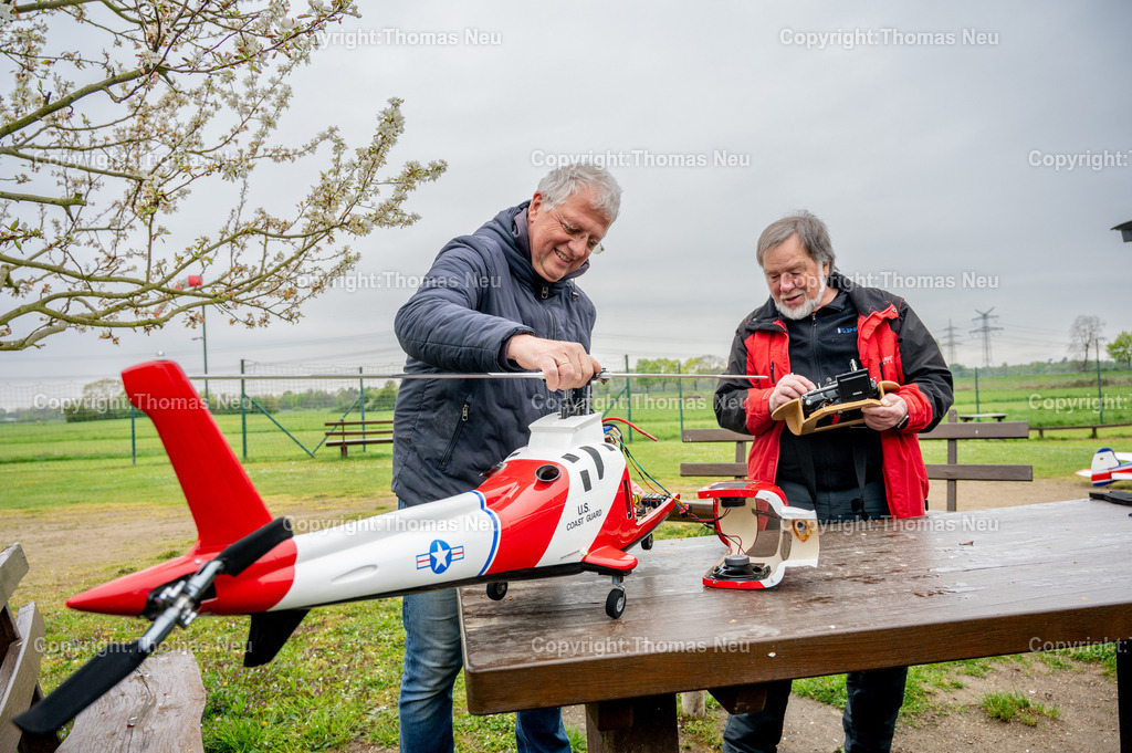 Modellflieger-Bensheim-Fotografie-Thomas-Neu-43 | bbe, Bensheim, Modellflieger Vorsitzender Heino Eickmeier und Heinz Wolf (Vollbart) ,  ,Bild: THomas Neu