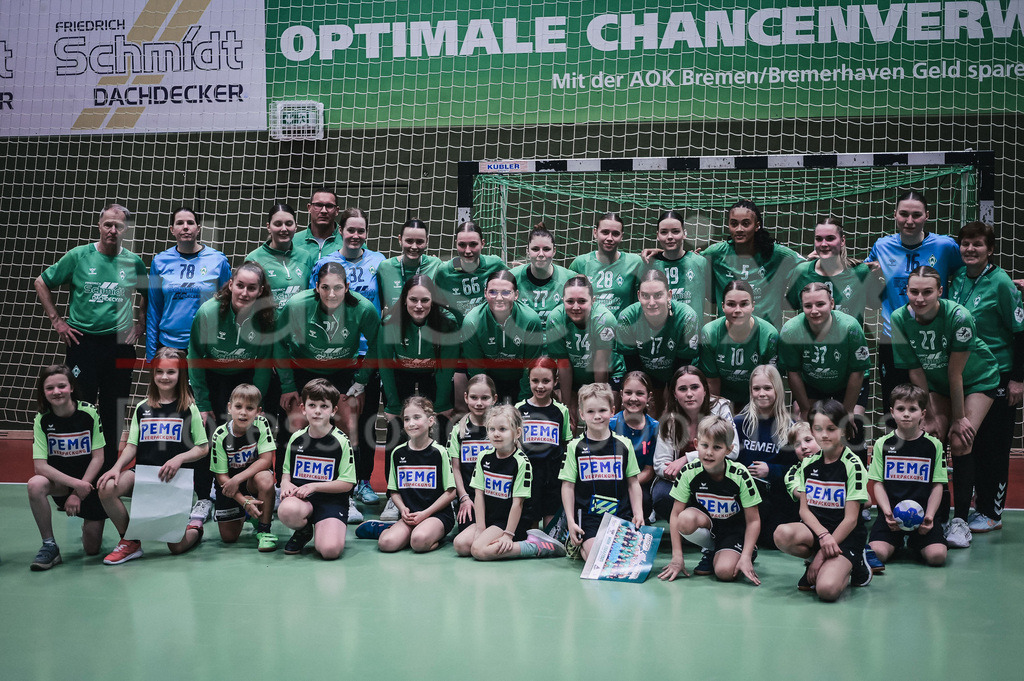 Handball, 2. Bundesliga Frauen, SV Werder Bremen - TuS Lintfort | v.li.: Gruppenfoto des SV Werder Bremen