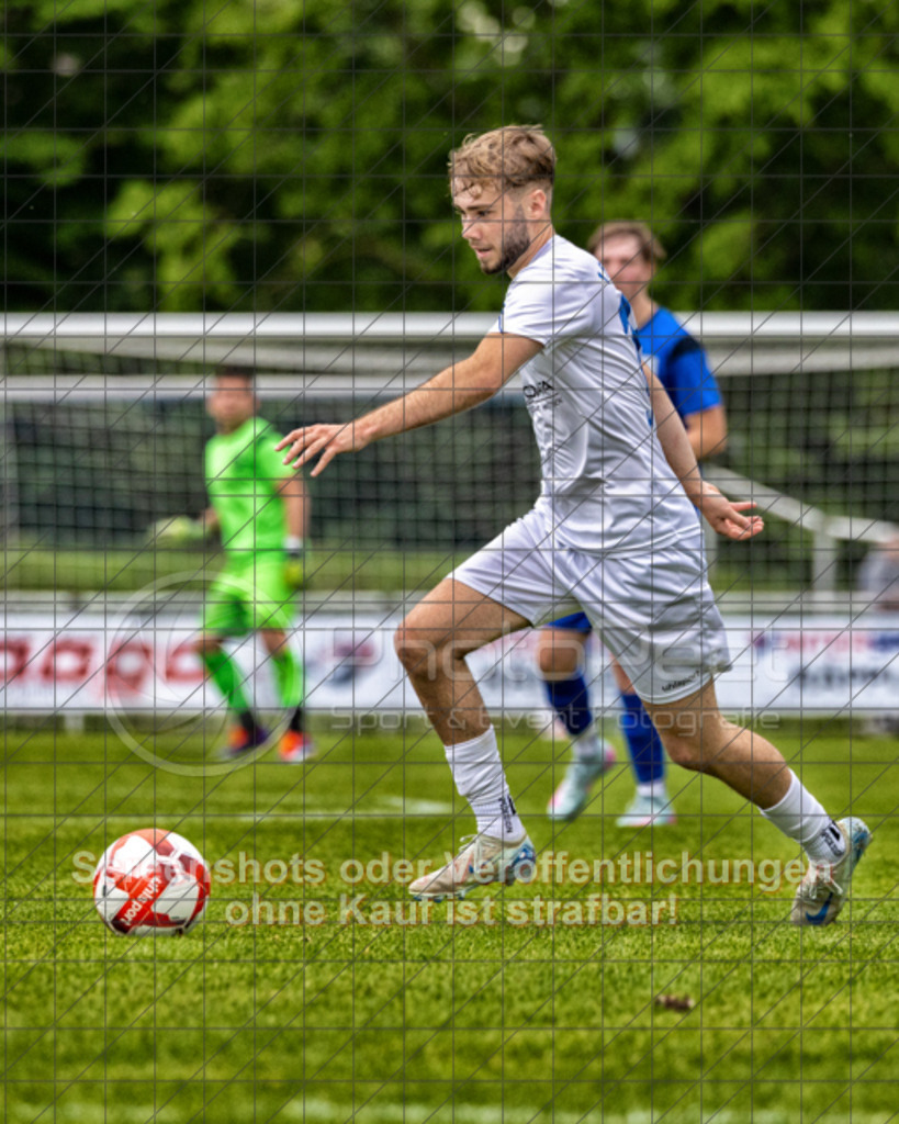 20250529_170620_0109-Bearbeitet | #,  VfL Kirchheim (blau) vs. 1.FC Eislingen (weiß), Fußball, Bezirkspokal Finale - Bezirk Neckar/Fils, 2024/2025, Rasenplatz VfL Stadion Kirchheim, Jesinger Straße 105, 73230 Kirchheim, 29.05.2025 - 16:30 Uhr,Foto: PhotoPeet-Sportfotografie/Peter Harich