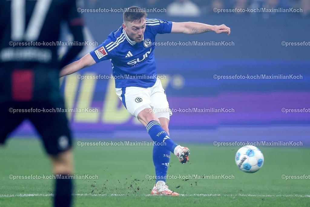 S0401022501024 | 01.02.2025, Fußball, FC Schalke 04 - 1. FC Magdeburg, 2.. Fußball Bundesliga, 20. Spieltag, Veltins-Arena Gelsenkirchen, Saison 2024 2025: Tobias Mohr (S04 #29) Schuss auf das TorDFB regulations prohibit any use of photographs as image sequences and or quasi-video.