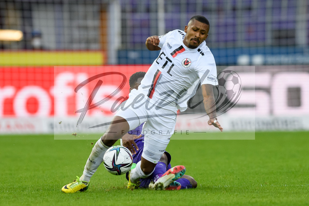 OSNVKO2021090620210906_111 | Fussball, Herren: Ba-Muaka Simakala (VfL Osnabrueck) und Florian Heister (FC Viktoria Koeln) im Zweikampf beim Spiel der 3. Liga zwischen VfL Osnabrueck und FC Viktoria Koeln im Stadion an der Bremer Bruecke am 06.09.2021 in Osnabrueck, Deutschland.DFB / DFL REGULATIONS PROHIBIT ANY USE OF PHOTOGRAPHS AS IMAGE SEQUENCES AND/OR QUASI-VIDEO. - Realisiert mit Pictrs.com