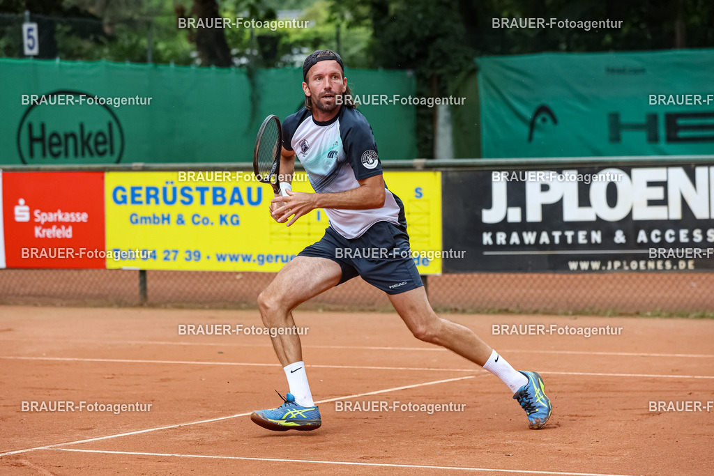 HTC Blau-Weiß Krefeld - LTTC Rot-Weiß Berlin  | Krefeld, Deutschland 21.07.2023, Gero Kretschmer (HTC Blau-Weiß Krefeld) gegen Nino Ehrenschneider (LTTC Rot-Weiss Berlin) ,

bei der 2. Tennis Bundesliga Nord Begegnung zwischen HTC Blau-Weiß Krefeld und LTTC Rot-Weiß Berlin am 21.07.2023 in Krefeld.

(Foto: BRAUER-Fotoagentur)
 
