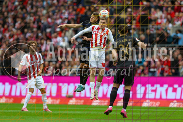 1. FC Köln vs FC Augsburg - 1. Bundesliga | Köln, Deutschland, 18.10.25:   Robin Fellhauer (FC Augsburg) und Isak Johannesson (1. FC Köln) im Kampf um den Ball waehrend des Spiels der 1. Bundesliga zwischen  1. FC Köln vs FC Augsburg im RheinEnergieStadion(Foto von Brauer-Fotoagentur / Adrian Schlueter)