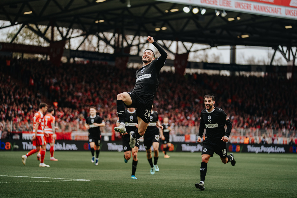 FCS08700 | Der offizielle Shop für FC St. Pauli Fotos. Wähle aus Spielszenen & Fanmomenten dein FCSP Wunschformat. Wir liefern Millerntor-Atmosphäre.