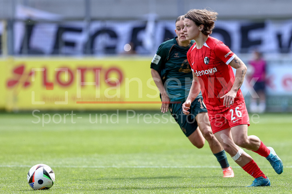 Fussball, Google Pixel Frauen-Bundesliga, SC Freiburg - SV Werder Bremen | Alicia Gudorf (Ally, SC Freiburg, 26) am Ball, Einzelbild, Ganzkörper, Aktion, Action, Spielszene, DIE DFB-RICHTLINIEN UNTERSAGEN JEGLICHE NUTZUNG VON FOTOS ALS SEQUENZBILDER UND/ODER VIDEOÄHNLICHE FOTOSTRECKEN. DFB REGULATIONS PROHIBIT ANY USE OF PHOTOGRAPHS AS IMAGE SEQUENCES AND/OR QUASI-VIDEO.
