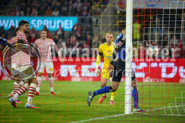 1. FC Köln vs Hamburger SV - 1. Bundesliga  | Köln, Deutschland, 02.11.25:   Jean-Luc Dompe (Hamburger SV) erzielt das Tor zum 2:1 waehrend des Spiels der Bundesliga zwischen  1. FC Köln vs Hamburger SV in der RheinEnergieStadion(Foto von Brauer-Fotoagentur / Adrian Schlueter)