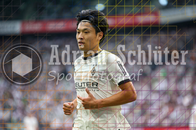 Borussia Mönchengladbach vs SV Werder Bremen - Bundesliga  | Mönchengladbach, Deutschland, 14.09.25:   Shuto Machino (Borussia Mönchengladbach) schaut waehrend des Spiels der Bundesliga zwischen Borussia Mönchengladbach vs SV Werder Bremen im Stadion im Borussia Park(Foto von Brauer-Fotoagentur / Adrian Schlueter)