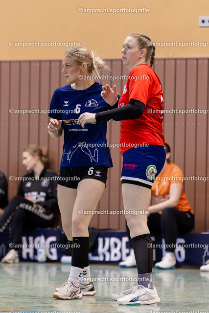 Handball I Damen I Saison 2025-2026 I Verbandsliga Süd I 15. Spieltag I HSG Kalkberg 06 - HSG Holsteinische Schweiz 090 | v.l. Lorna Meta Schlott (6, HSG Kalkberg 06), Marina Titt (15, HSG Holsteinische Schweiz) - Realisiert mit Pictrs.com