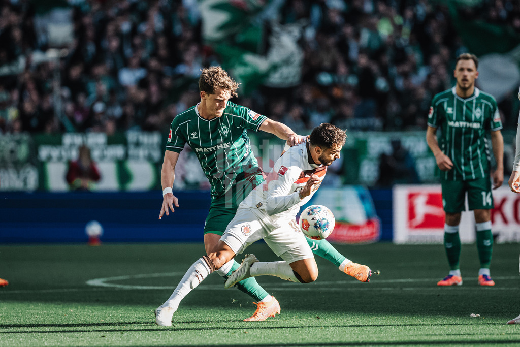 Fußball | Männer | Saison 2025/2026 | 1. Fußball-Bundesliga | 6. Spieltag | SV Werder Bremen vs. FC St. Pauli | 04.10.2025 | v.l. Jens Stage (#06, SV Werder Bremen) gegen Danel Sinani (#10, FC St. Pauli)