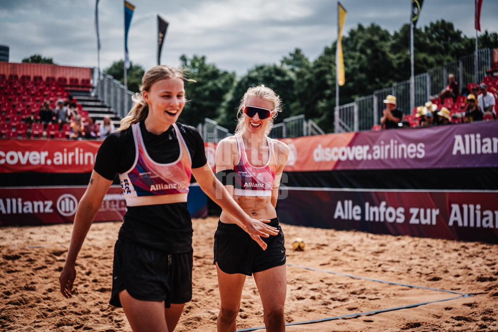 Beachvolleyball | Frauen | Allianz German Beach Tour 2025 | Tourstop München | 04.07.2025 | v.l. Josefine Schäkel und Giulia Deißenberger jubeln