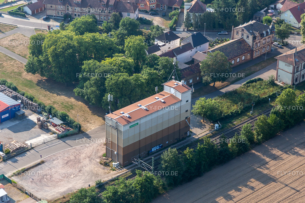 Raiffeisen | Luftbild: Raiffeisen in Rheinzabern im Bundesland Rheinland-Pfalz in Deutschland. Foto: IMG_122204.jpg vom 11.08.2020 durch ©2025 Werner Riehm fly-foto.de/copyright - Realisiert mit Pictrs.com