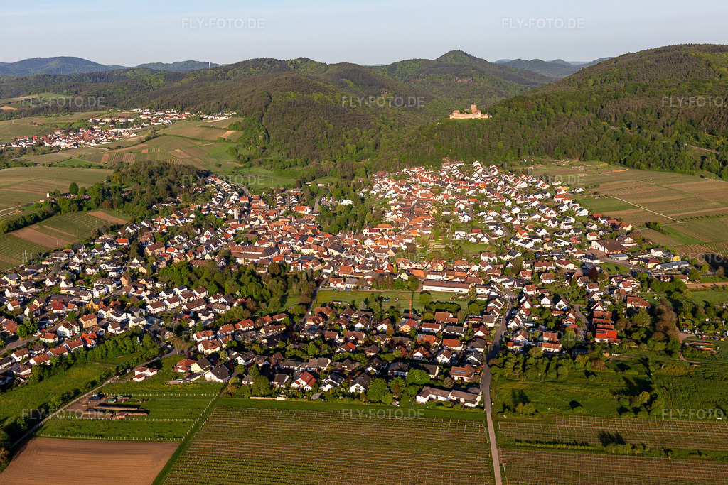 Luftbild: Ortsansicht aus Osten in Klingenmünster im Bundesland Rheinland-Pfalz in Deutschland. – Foto: IMG_131230.jpg vom 07.05.2022 durch Werner Riehm/FLY-FOTO.de – Auflösung des Originals: 5472 x 3648 px – Klingenmuenster | Gemeinde Klingenmünster Kreis Südliche Weinstraße