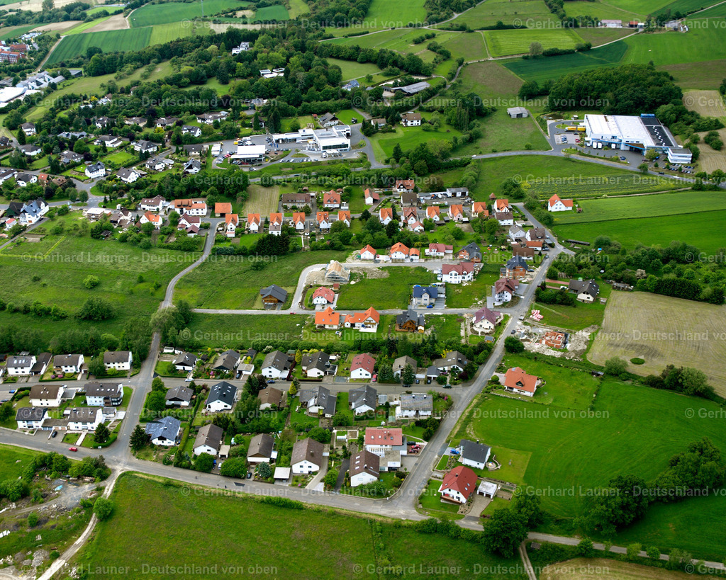 2614264 | HOMBERG (OHM) 09.06.2006 Wohngebiet einer Einfamilienhaus- Siedlung  in Homberg (Ohm) im Bundesland Hessen, Deutschland // Single-family residential area of settlement  in Homberg (Ohm) in the state Hesse, Germany Foto: Gerhard Launer