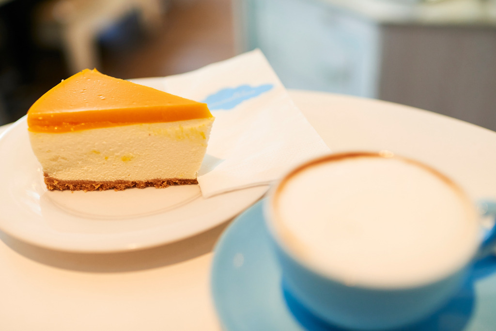 Cafe Himmelblau | Wien, Austria - August 11, 2017: Cafe Himmelblau, Mango Topfentorte mit Melange. - Realisiert mit Pictrs.com