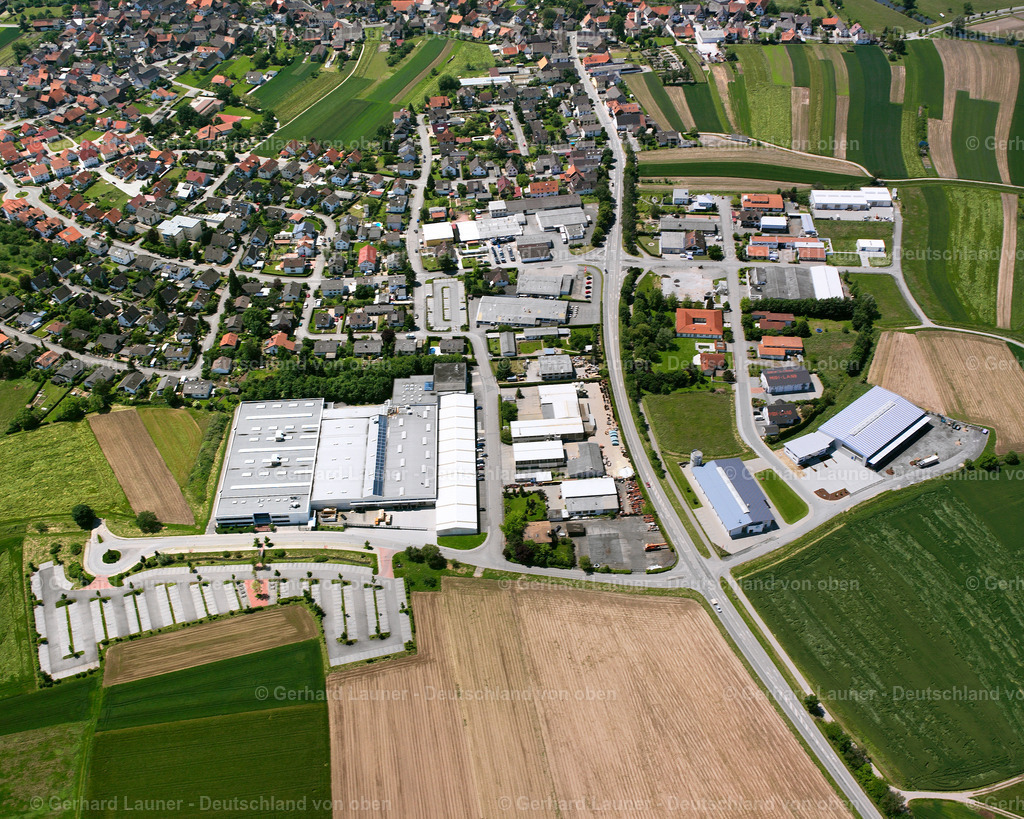 2626322 | ECKARTSWEIER 09.06.2006 Ortsansicht am Rande von landwirtschaftlichen Feldern und Nutzflächen  in Eckartsweier im Bundesland Baden-Württemberg, Deutschland // Village view on the edge of agricultural fields and land  in Eckartsweier in the state Baden-Wuerttemberg, Germany Foto: Gerhard Launer