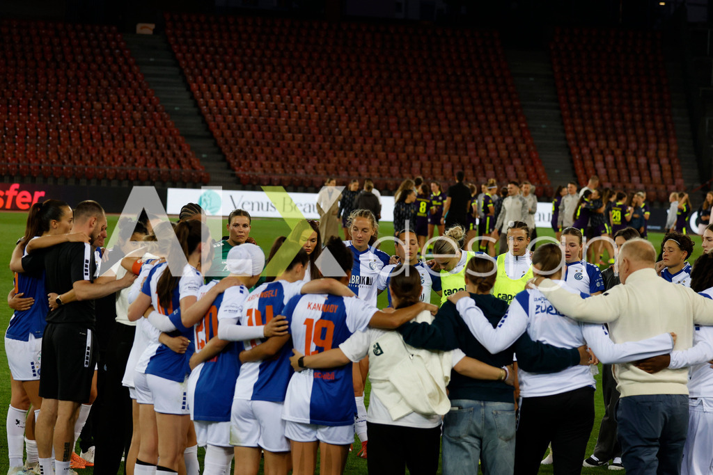 GC Zürich vs FC Zürich - AXA Women’s Super League Playoffs - Stadion Letzigrund | GC Zürich Team after the AXA Women’s Super League Playoffs quarter-final second leg between GC Zürich and FC Zürich at Stadion Letzigrund, Zurich, Switzerland. - Realisiert mit Pictrs.com