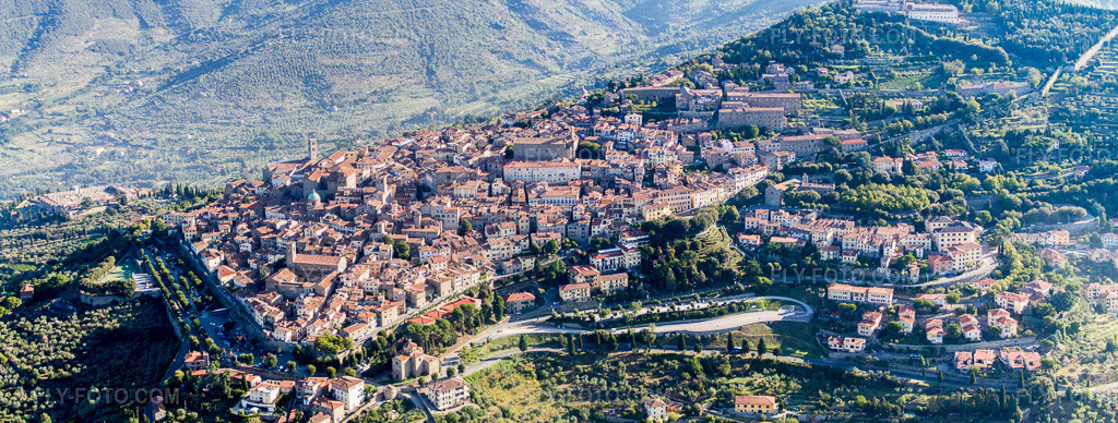 Aerial view: Old town area and city center in Cortona in the state Arezzo, Italy. – Photo: IMG_43797-Bearbeitet.jpg taken on 07/29/2011 by Werner Riehm/FLY-FOTO.com – Resolution of the original: 6545 x 2481 px