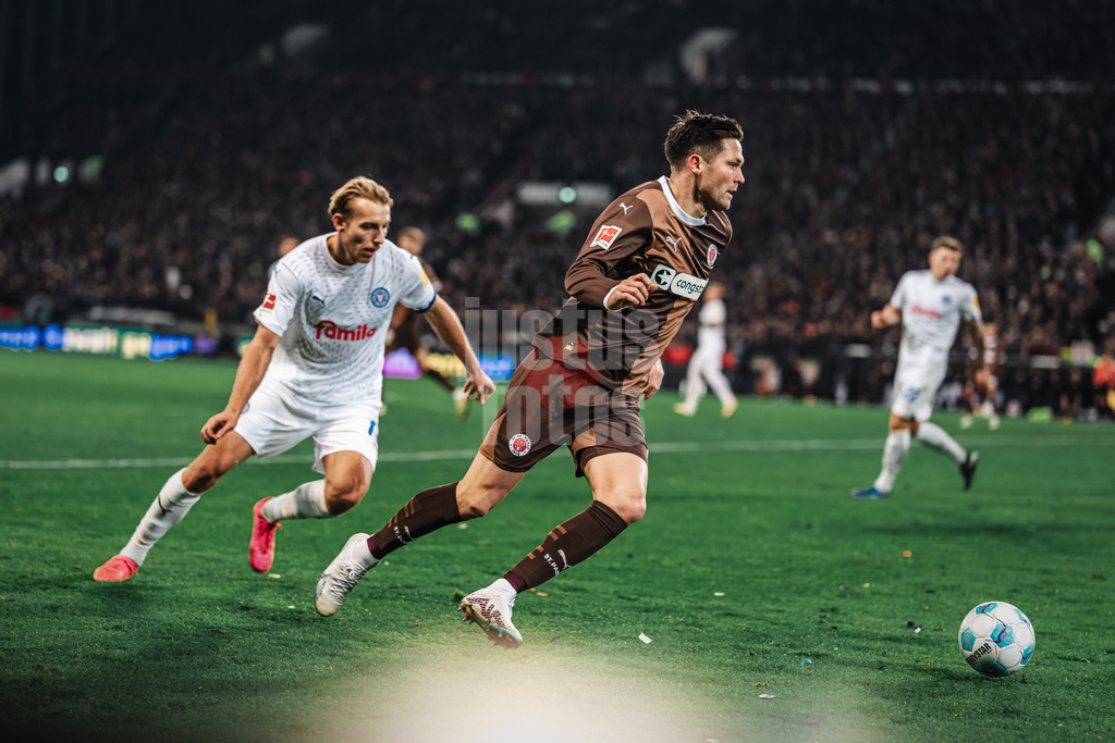 Fußball | Männer | Saison 2024/2025  | Fußball-Bundesliga | 12. Spieltag | FC St. Pauli vs. Holstein Kiel | 29.11.2024 | Andreas Albers (#19, FC St. Pauli) am Ball