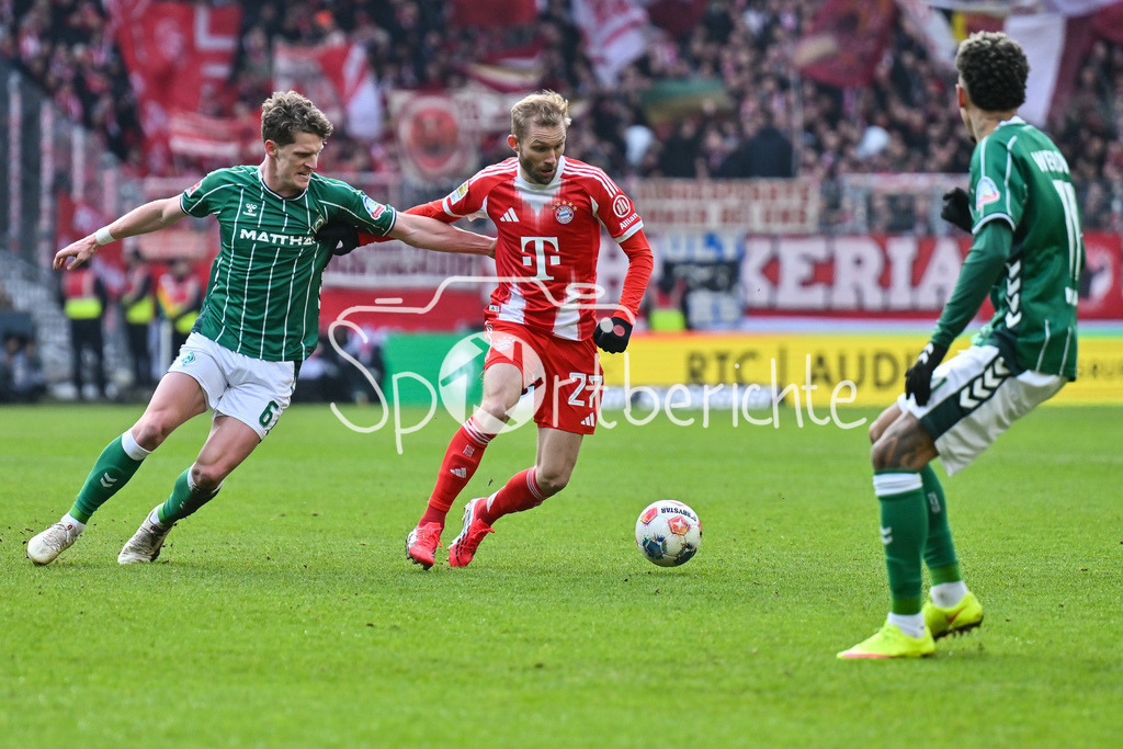 SV Werder Bremen - FC Bayern München | BREMEN, GERMANY - 14. FEBRUARY: im Jens STAGE (SV Werder Bremen 6) und Konrad LAIMER (FC Bayern Munich 27) während dem Bundesligamatch zwischen dem SV Werder Bremen und dem FC Bayern München am 22. Spieltag im Weserstadion / DFL REGULATIONS PROHIBIT ANY USE OF PHOTOGRAPHS AS IMAGE SEQUENCES AND/OR QUASI-VIDEO