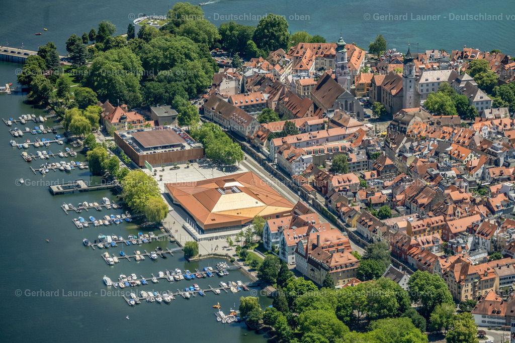 4031481 | LINDAU (BODENSEE) 12.06.2020 Gebäude der Veranstaltungshalle " Inselhalle " an der Zwanzigerstraße in Lindau (Bodensee) am Bodensee im Bundesland Bayern, Deutschland. Weiterführende Informationen bei: Auer Weber Assoziierte GmbH,  Boll und Partner. Beratende Ingenieure VBI Ingenieurgesellschaft mbH & Co. KG,  Drehbrücke 5 - Both Messemer Bauplanung GmbH,  EGS-plan Ingenieurgesellschaft für Energie-, Gebäude- und Solartechnik mbH,  IGW Ingenieure  Ingenieurgesellschaft für Haustechnik Wetzstein mbH,  Lindau Tourismus und Kongress GmbH,  PREFA Aluminiumprodukte GmbH,  Raible + Partner GmbH & Co. KG,  Rainer Schmidt Landschaftsarchitekten GmbH. // Building of the indoor arena " Inselhalle " on street Zwanzigerstrasse in Lindau (Bodensee) at Bodensee in the state Bavaria, Germany. Further information at: Auer Weber Assoziierte GmbH,  Boll und Partner. Beratende Ingenieure VBI Ingenieurgesellschaft mbH & Co. KG,  Drehbruecke 5 - Both Messemer Bauplanung GmbH,  EGS-plan Ingenieurgesellschaft fuer Energie-, Gebaeude- und Solartechnik mbH,  IGW Ingenieure  Ingenieurgesellschaft fuer Haustechnik Wetzstein mbH,  Lindau Tourismus und Kongress GmbH,  PREFA Aluminiumprodukte GmbH,  Raible + Partner GmbH & Co. KG,  Rainer Schmidt Landschaftsarchitekten GmbH. Foto: Gerhard Launer