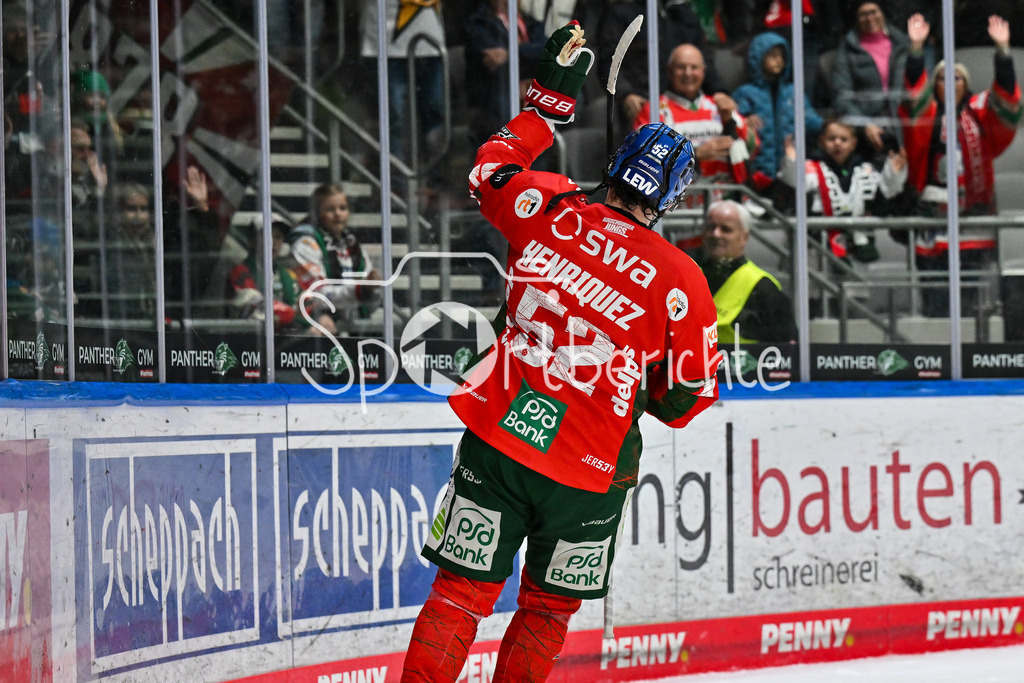 Augsburger Panther - Schwenninger Wild Wings | AUGSBURG, DEUTSCHLAND - 2. NOVEMBER: Die Spieler der Panther feier zusammen mit den Zuschauern den Heimsieg gegen Schwenningen nach dem Ligaspiel zwischen den Augsburger Panthern und den Schwenninger Wild Wings am 17. Spieltag der Penny DEL im Curt Frenzel Stadion am 02.11.2025 / Enrico HENRIQUEZ (Augsburger Panther 52)