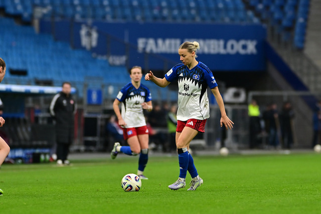 Fußball I Frauen I Saison 2025-2026 I Bundesliga I 10. Spieltag I Hamburger SV - 1. FC Nürnberg I 46805 | Sophie Hillebrand (22, Hamburger SV) - Realisiert mit Pictrs.com