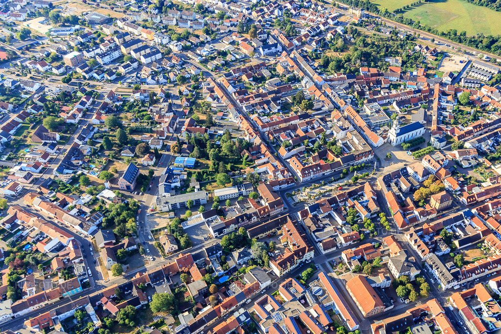 Luftbild: Marktplatz in Philippsburg im Bundesland Baden-Württemberg in Deutschland. Foto: IMG_134007.jpg vom 21.08.2022 durch Werner Riehm/FLY-FOTO.deStadt Philippsburg