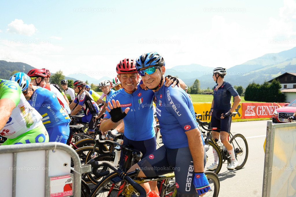 351_20230817_Bewerb_Maenner_Muehlanger | AUT - OESTERREICH, 2023-08-16: SPORT RENNRAD-FAHREN - 55. INTERNATIONALER RADWELTPOKAL IN ST. JOHANN IN TIROL  - Vintage-Radrennen mit WM-Bronze-Medaillen-Siegerin Christina Schweinberger, den Teilnehmer und Alexander Baumann (vom Orginastions-Team) - TAG 2 BEWERB MAENNER IN SECHS GRUPPEN  ; Foto: Roland Muehlanger