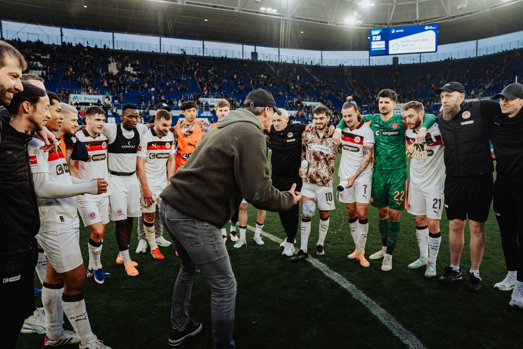 FCS00362 | Der offizielle Shop für FC St. Pauli Fotos. Wähle aus Spielszenen & Fanmomenten dein FCSP Wunschformat. Wir liefern Millerntor-Atmosphäre.