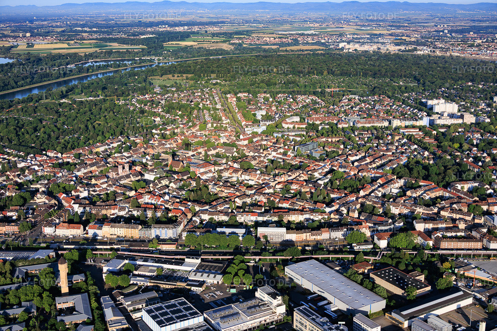 Luftbild: Stadtteilansicht bis zum Rhein aus Nordosten im Ortsteil Neckarau in Mannheim im Bundesland Baden-Württemberg in Deutschland. – Foto: IMG_157155.jpg vom 18.06.2026 durch Werner Riehm/FLY-FOTO.de – Auflösung des Originals: 6000 x 4000 px