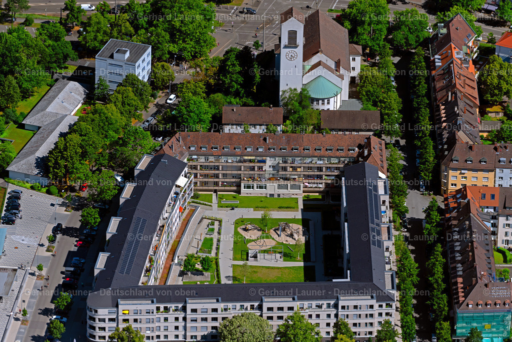 4033509 | FREIBURG IM BREISGAU 30.06.2020 Neubau einer Mehrfamilienhaus- Wohnanlage " Uni-Carre " des Bauverein Breisgau eG an der Barbarastraße - Robert-Koch-Straße - Hugstetter Straße in Freiburg im Breisgau im Bundesland Baden-Württemberg, Deutschland. // New multi-family residential complex " Uni-Carre " of Bauverein Breisgau eG on Barbarastrasse - Robert-Koch-Strasse - Hugstetter Strasse in Freiburg im Breisgau in the state Baden-Wuerttemberg, Germany. Foto: Gerhard Launer