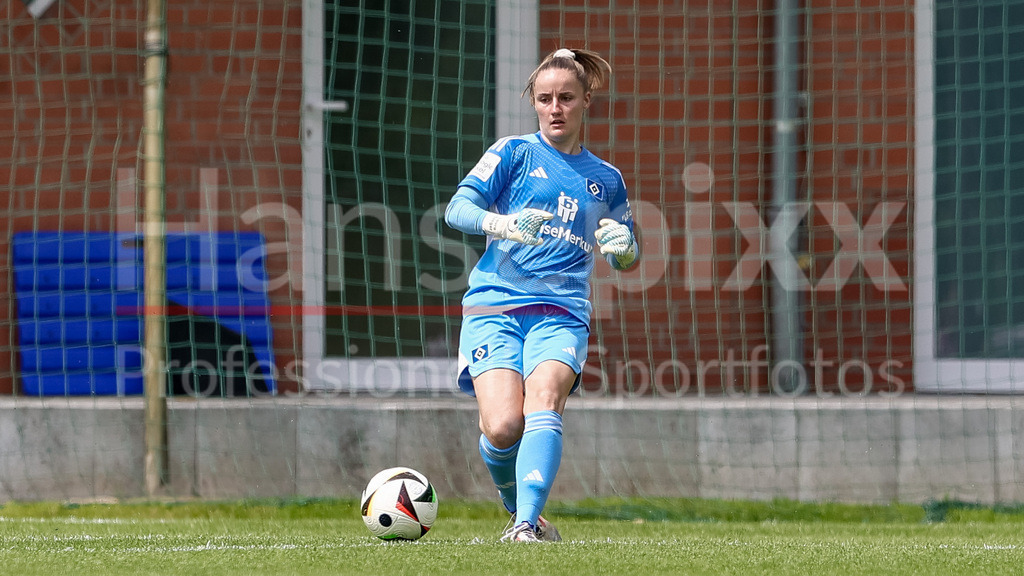 Fussball, Testspiel Frauen, Hamburger SV - Holstein Kiel | Laura Sieger (Torhüterin, Torwart, Hamburger SV, 18) am Ball, Freisteller, Einzelbild, Ganzkörper, Aktion, Action, Spielszene
