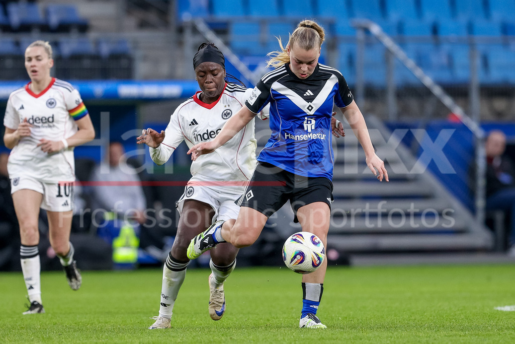 Fussball, Google Pixel Frauen-Bundesliga, Hamburger SV - Eintracht Frankfurt | v.li.: Nicole Anyomi (Eintracht Frankfurt, 19) und Svea Stoldt (Hamburger SV, 8) im Zweikampf, Duell, Dynamik, Aktion, Action, Spielszene, DIE DFB-RICHTLINIEN UNTERSAGEN JEGLICHE NUTZUNG VON FOTOS ALS SEQUENZBILDER UND/ODER VIDEOÄHNLICHE FOTOSTRECKEN. DFB REGULATIONS PROHIBIT ANY USE OF PHOTOGRAPHS AS IMAGE SEQUENCES AND/OR QUASI-VIDEO.