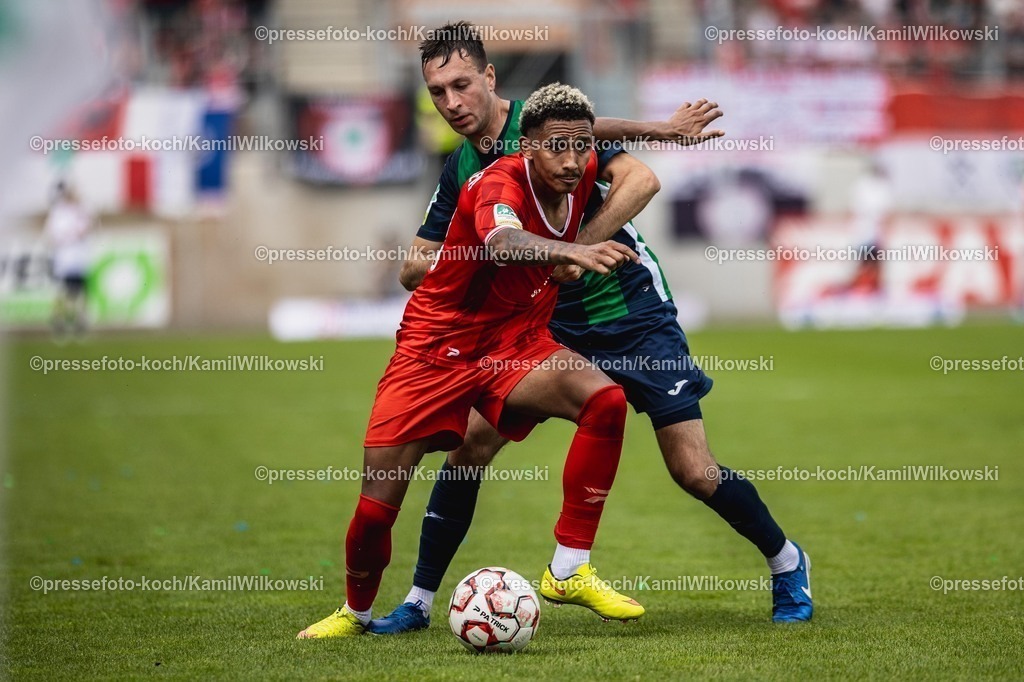 xKWI26072501053 | 26.07.2025, xkwix, Fußball, Regionalliga-West, Rot-Weiß Oberhausen - FC Gütersloh, Stadion Niederrhein: Eric Gueye (Rot-Weiß Oberhausen #11) im Zweikampf gegen Fynn Arkenberg ( FC Gütersloh #33 ) 