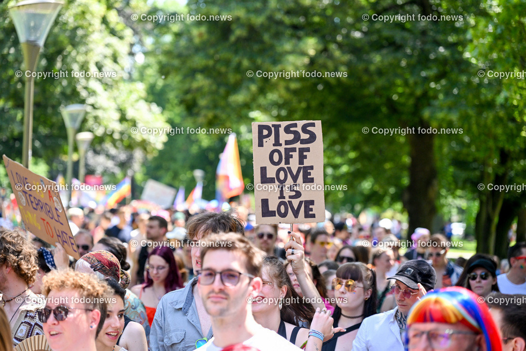 Linzpride 2024_ 06.07.2024-101 | 06.07.2024, Linz, AUT, Linzpride 2024, im Bild Teilnehmer an der Linz Pride 2024