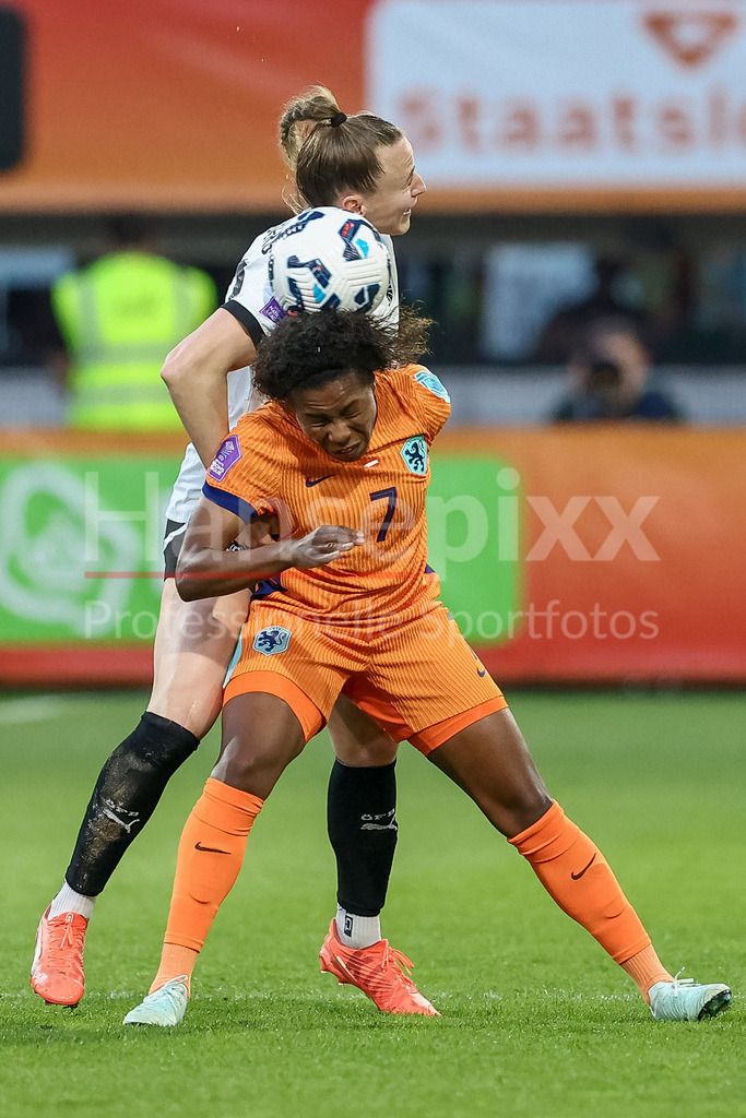Fussball, UEFA Women s Nations League, Deutschland - Österreich | v.li.: Virginia Kirchberger (Österreich, 13) und Lineth Beerensteyn (Niederlande, 7) im Kopfballduell, Kopfball, Zweikampf, Action, Aktion, Spielszene