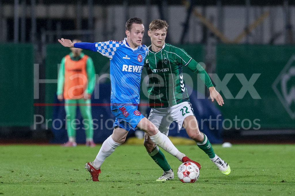 Fussball, Regionalliga Nord, SV Werder Bremen II - FC Eintracht Norderstedt | v.li.: Jonas Behounek (FC Eintracht Norderstedt, 10) und Paul Bellmann (SV Werder Bremen II, 22) im Zweikampf, Duell, Dynamik, Aktion, Action, Spielszene