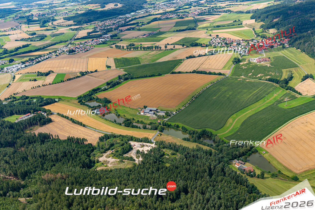 Die Luftaufnahme Glosberg - Kronach wurde 2021 mittels Flugzeug (keine Drohne) erstellt. Hohe Auflösung -für große Poster und Wandbilder geeignet!